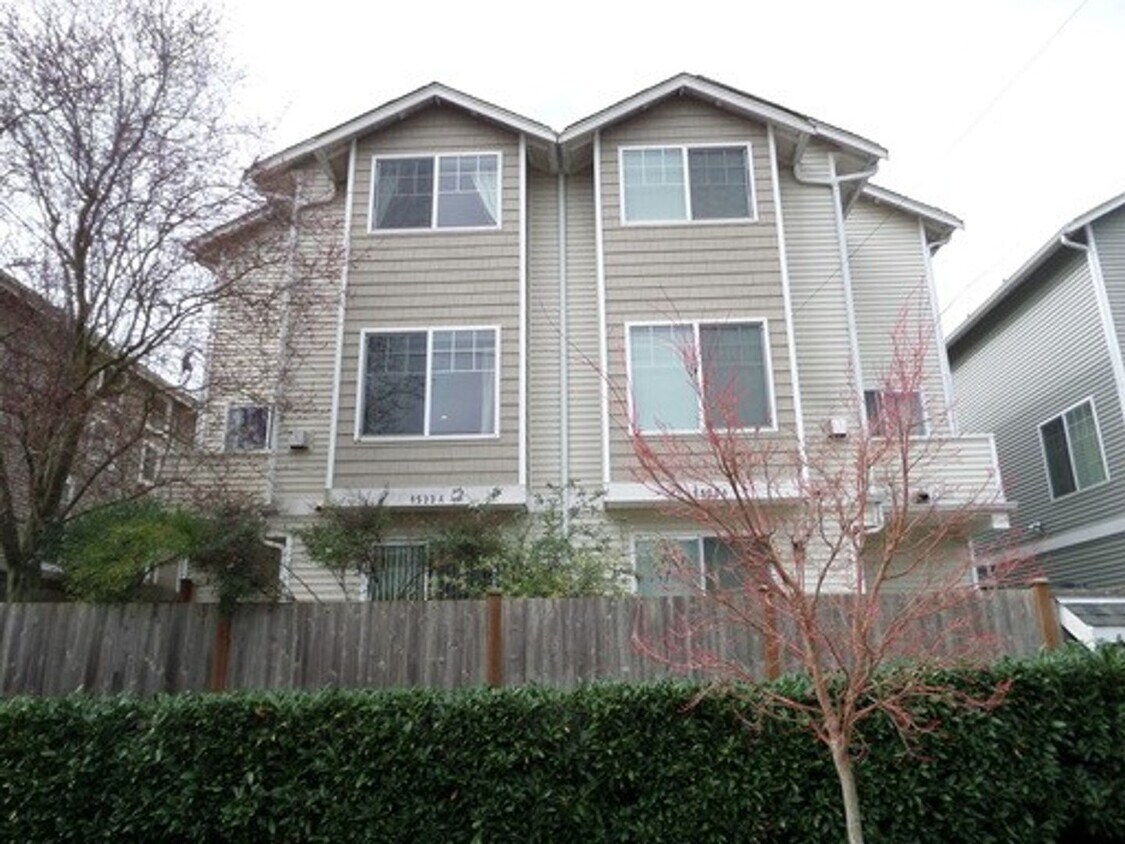 Foto principal - Stunning and Large 3-Bedroom Townhome with...