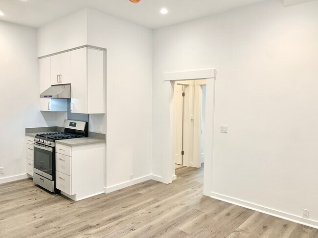 Building Photo - 2BR/1BA Valencia Corridor Luxury Garden Fl...