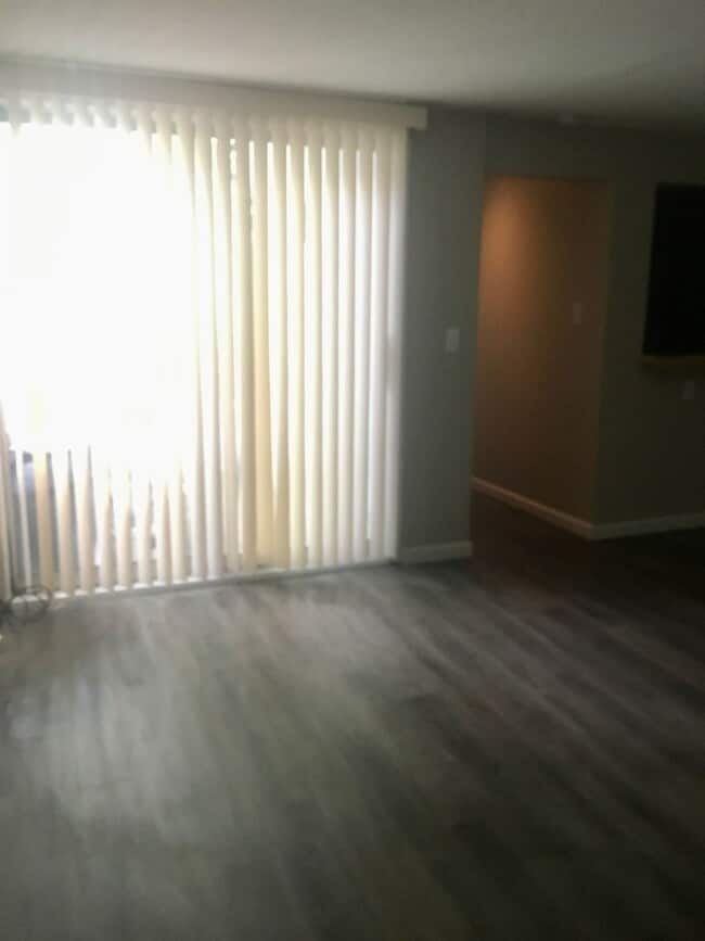 Building Photo - *** Beautiful & Updated Apartment in Mt. Washington * 1 Block to Grandview Ave * Pet Friendly * A...