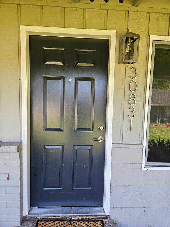 Puerta de entrada cubierta - 30831 19th Pl S
