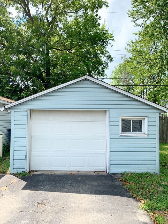 Building Photo - Renovated Throughout...550 Leslie Ave, Woo...