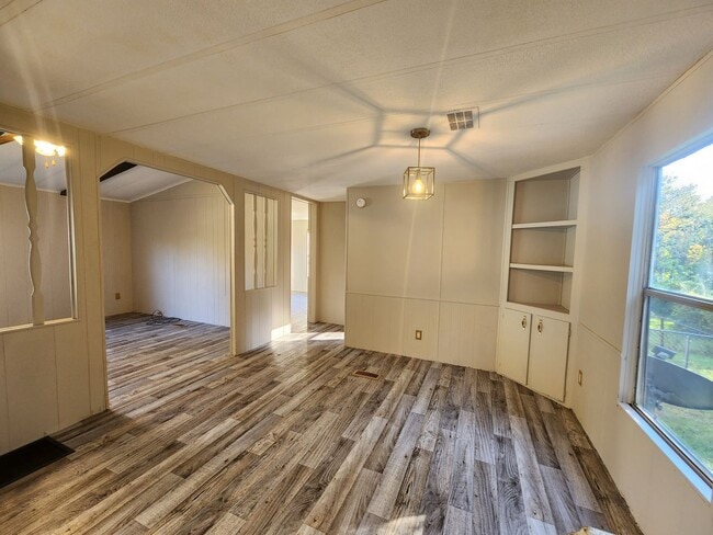 Building Photo - 2br - 2 Bed 2 Bath w/ screened porch and FULLY FENCED Backyard!