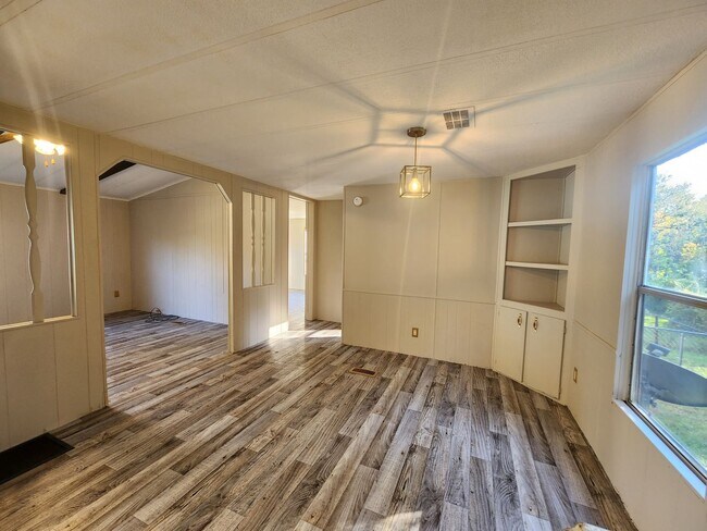 Foto del edificio - 2br - 2 Bed 2 Bath w/ screened porch and FULLY FENCED Backyard!