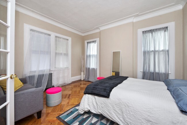 Building Photo - Massive Spacious One Bedroom Apartment in ...