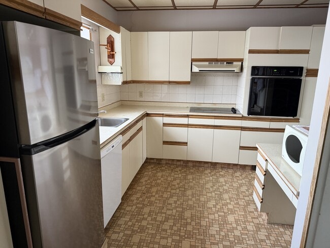 Building Photo - 410 Leslie Ave