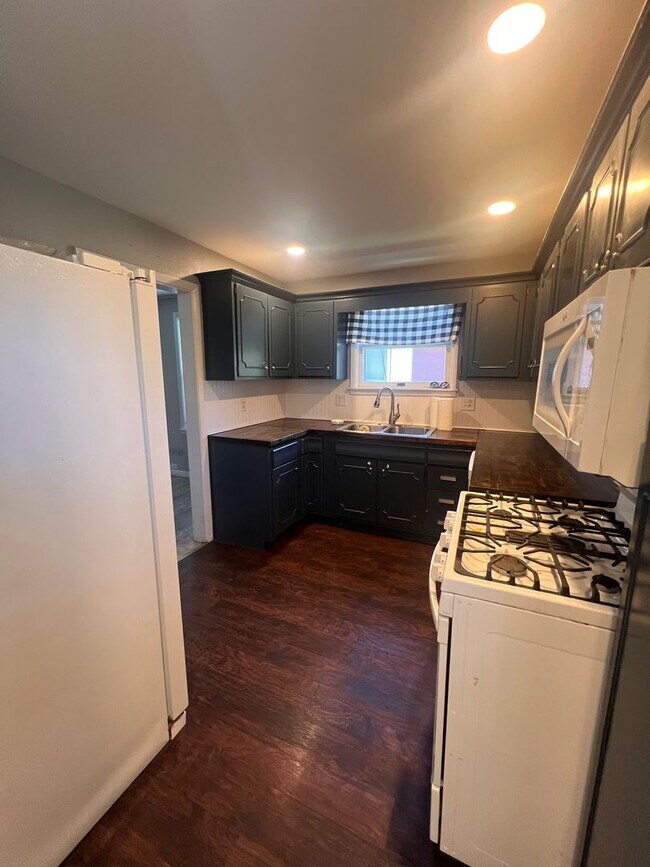 Building Photo - 2 Bedroom 1 Bathroom