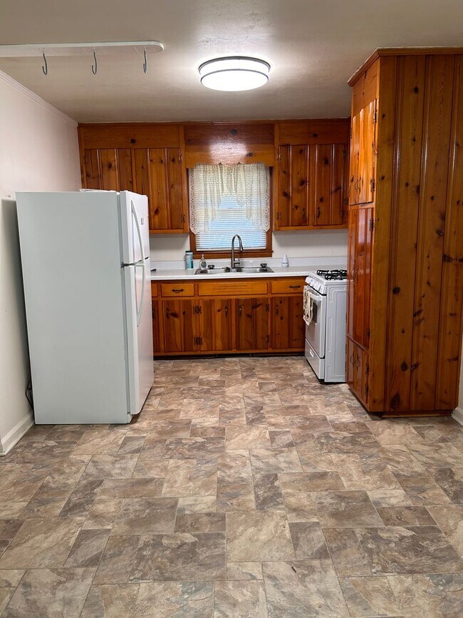 Building Photo - Move In Ready
