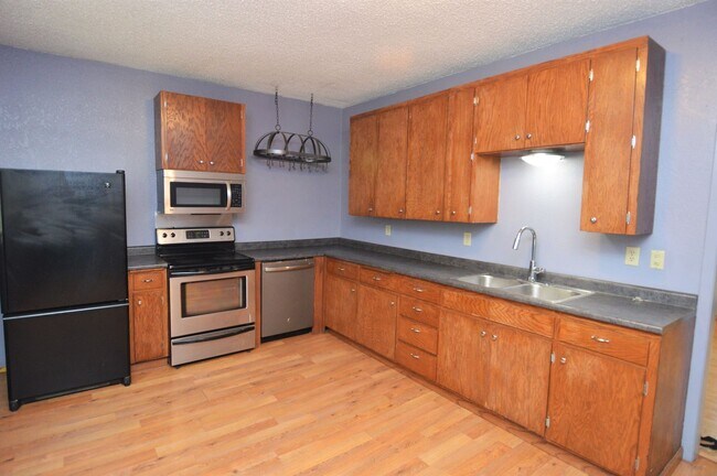 Building Photo - 3 Bedroom House available for Rent