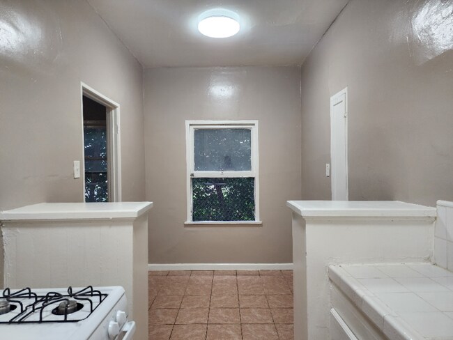 Building Photo - 1152 Broad Ave