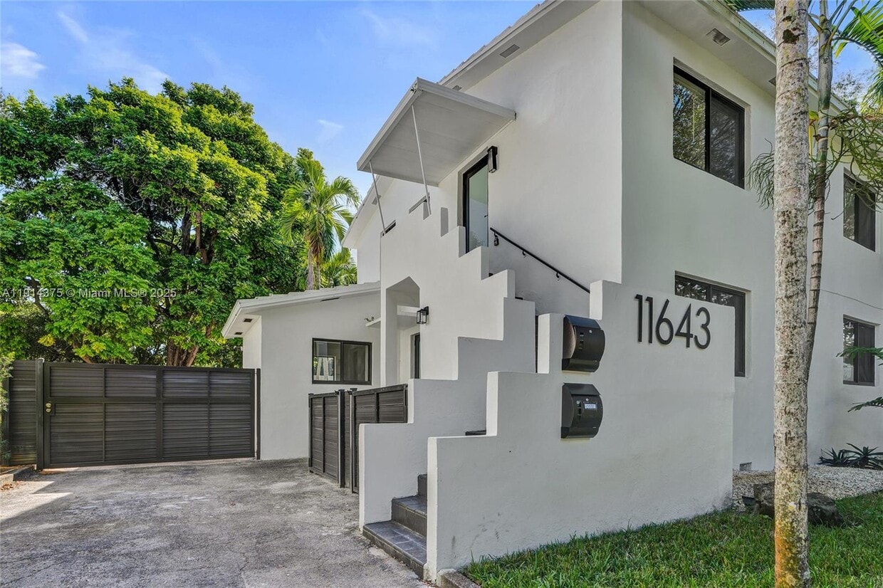 Foto principal - 11643 NE 11th Pl