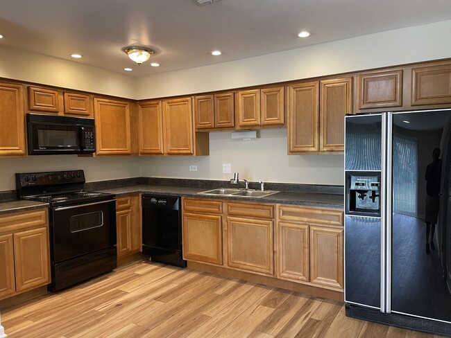Building Photo - 9437 Bay Colony Dr