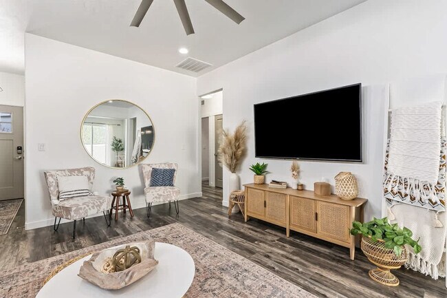 Building Photo - 2092 W Bella Ln