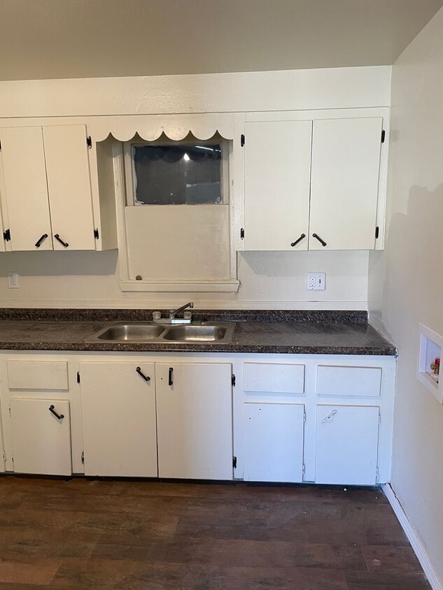 Building Photo - Nice two bed, one bath unit!