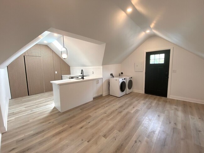 Building Photo - 210 Burlington St E