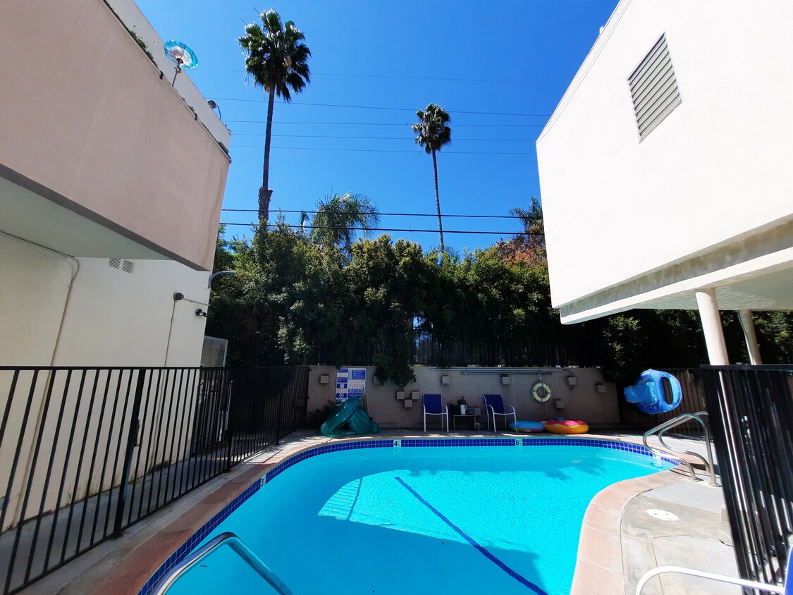Primary Photo - 1227 N Fuller Ave