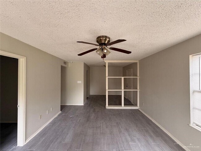 Foto del edificio - 10 Tamarack Ave