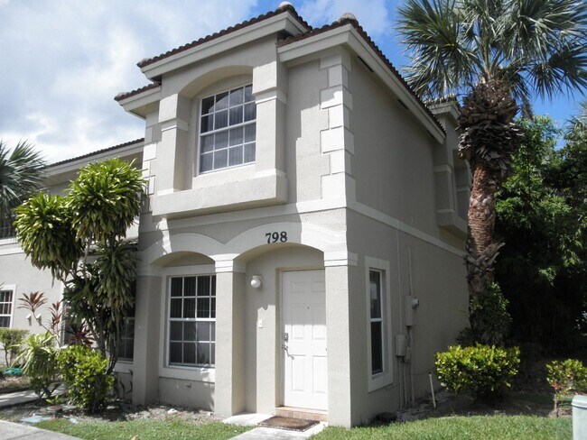 Building Photo - 798 Summit Lake Dr