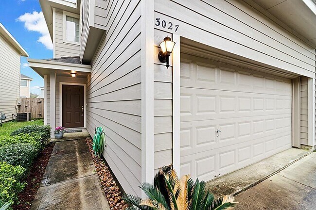 Building Photo - 3027 Loganberry Park Ln