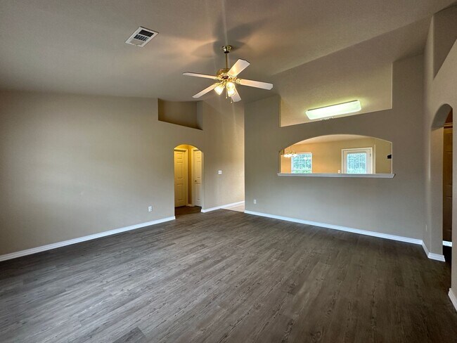 Foto del edificio - Beautiful Move In Ready 3 Bed 2 Bath for R...