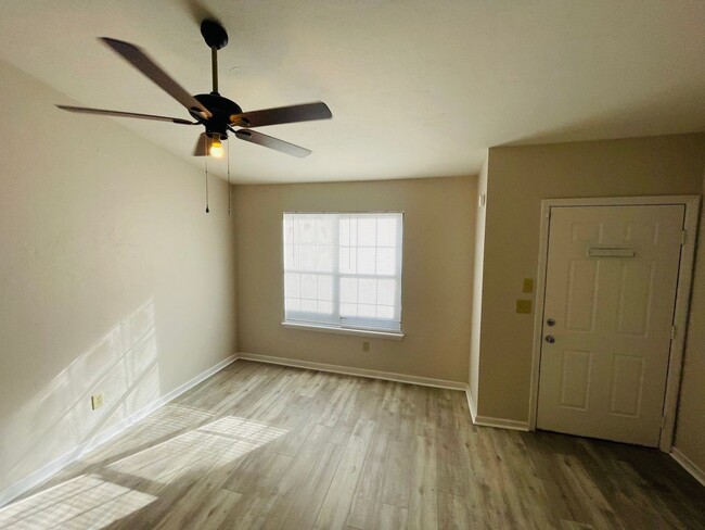 Building Photo - Spacious Apartment Near Campus!