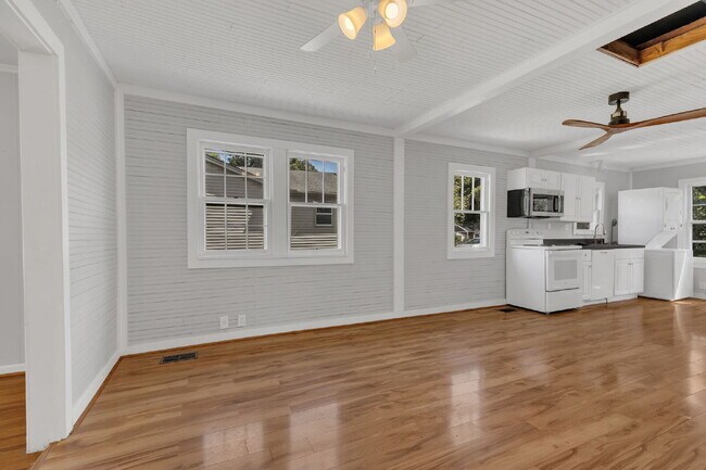 Building Photo - Freshly Painted and Renovated 2-Bedroom Ho...