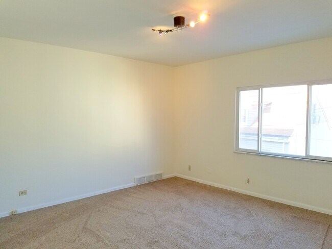 Building Photo - 3 Bedroom in Southside Slopes/ Available J...