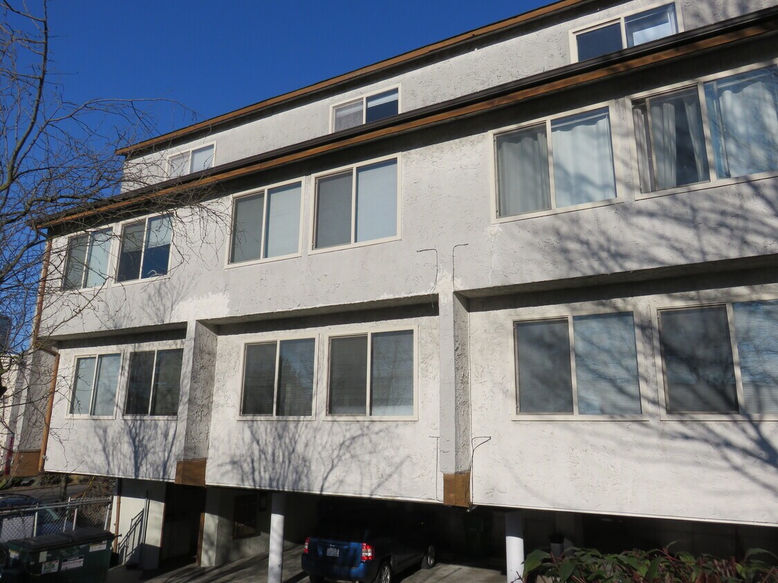 Primary Photo - 1402 E Cherry St
