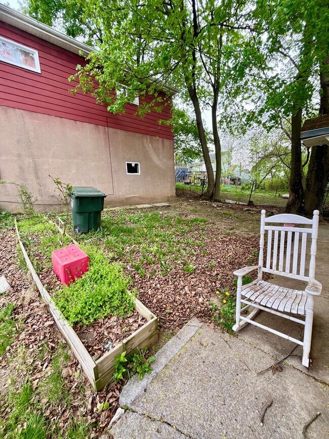 Foto del edificio - Spacious 2 Bedroom Single-Family Home in B...