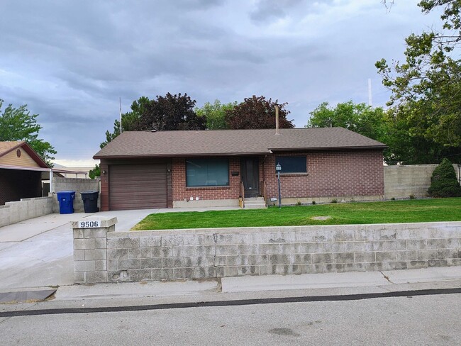 Building Photo - 3 Bd 2 Bath Over 2500 sq ft in Sandy