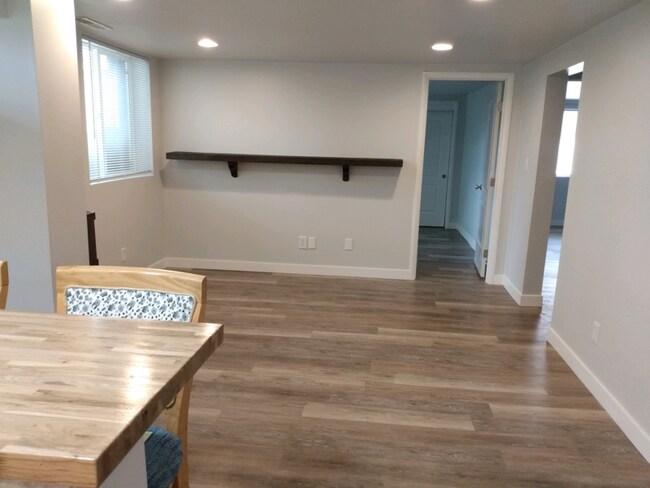 Foto del edificio - 1522 N Hill Field Rd