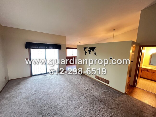 Foto del edificio - Split Level Townhouse Available May 1st on...