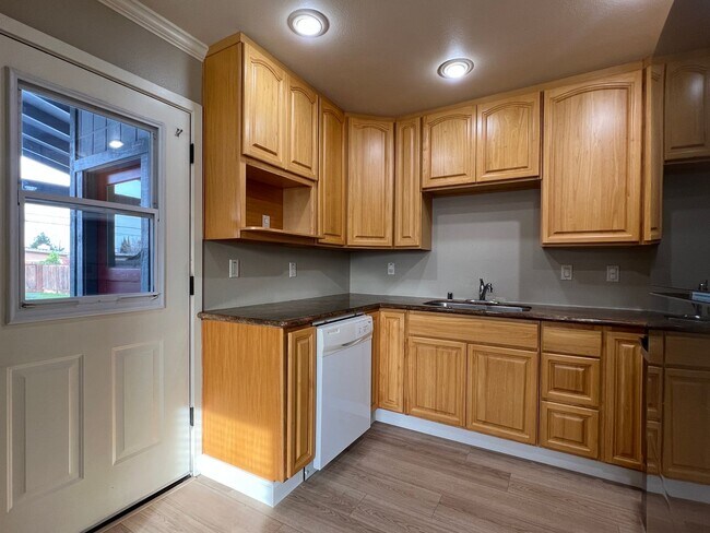 Building Photo - Remodeled 2 Bedroom 1 Bathroom Home in San...