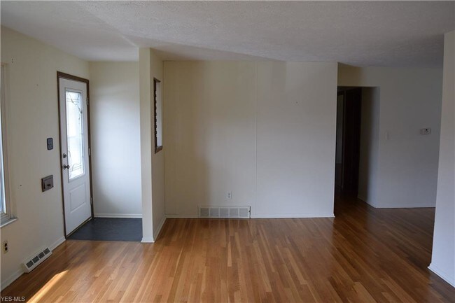 Building Photo - 6845 Lalemant Dr