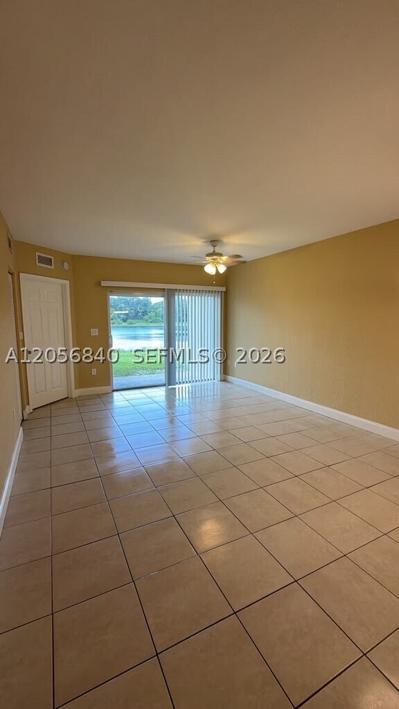 Foto del edificio - 1133 Golden Lakes Blvd
