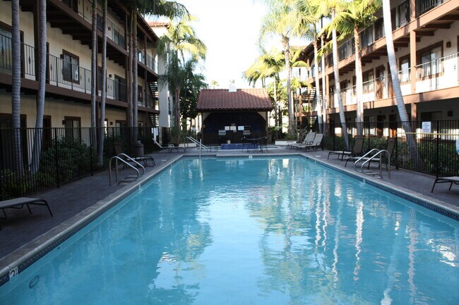 Building Photo - Los Caballeros #224