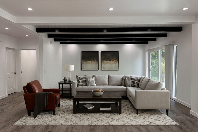Building Photo - 2212 Linda Flora Dr