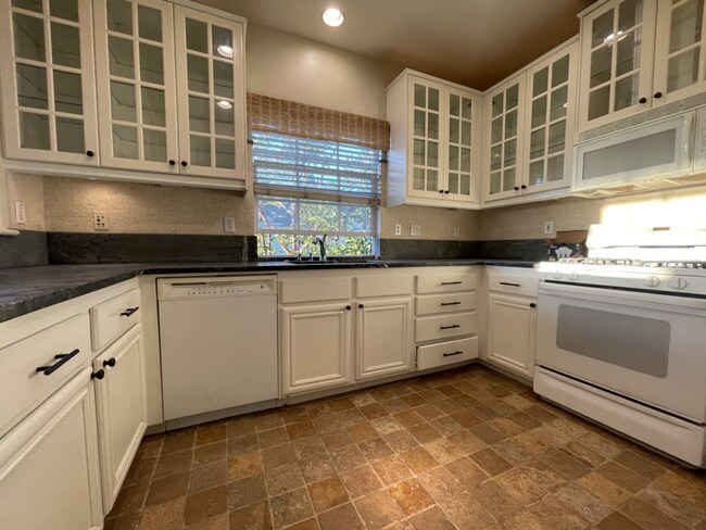 Building Photo - Corner Gorgeous Condo in Ladera Ranch!
