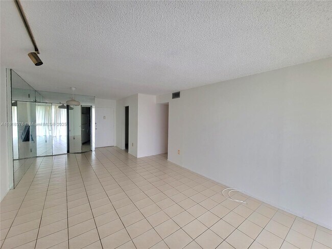 Foto del edificio - 2500 NE 135th St