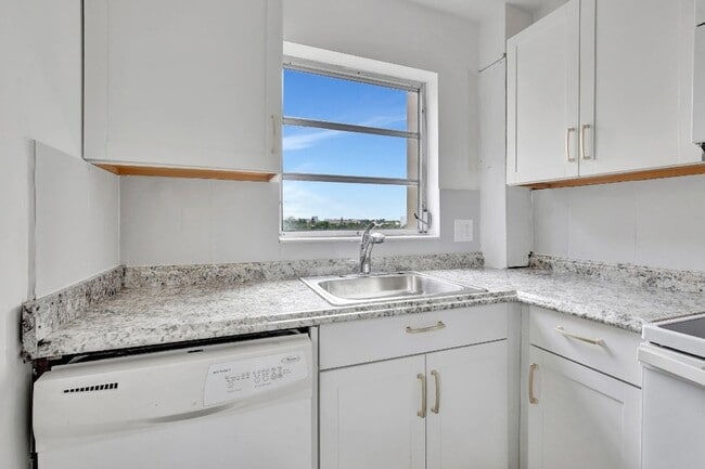 Building Photo - 2350 NE 14th Street Causeway