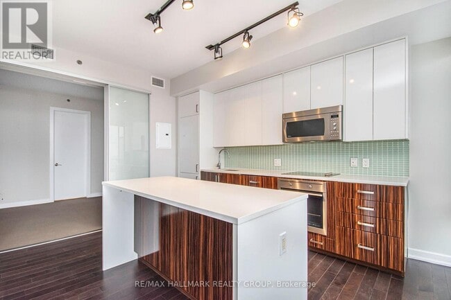 Building Photo - 300 Lisgar St