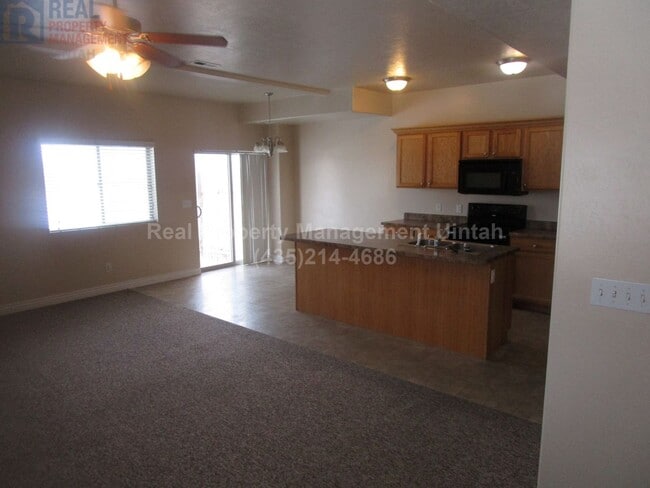 Building Photo - 3 Bed 2.5 bath Townhome