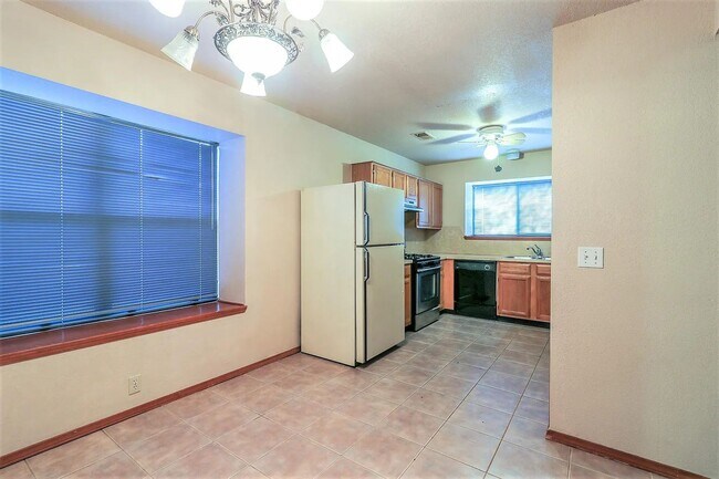 Building Photo - Beautiful home in the Oakwood East Subdivi...
