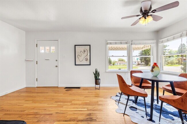 Foto del edificio - "Charming 3-Bedroom Denver Home with Hardwood Elegance on South Osage Street!"