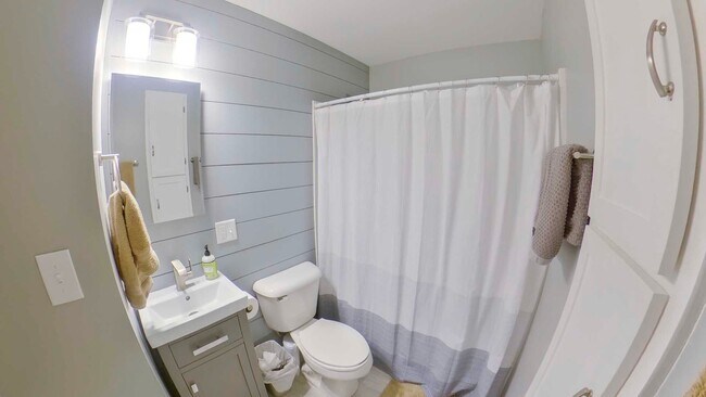Building Photo - 3D Tour Available - Newly Renovated Bathro...