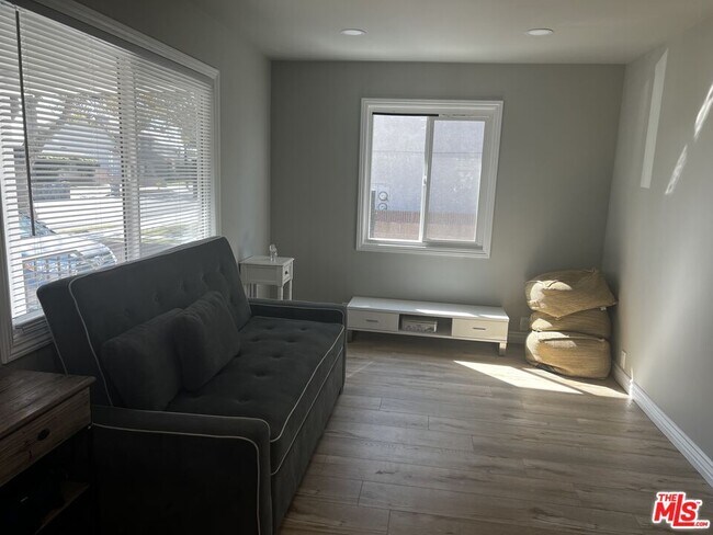 Foto del edificio - 16421 Halldale Ave
