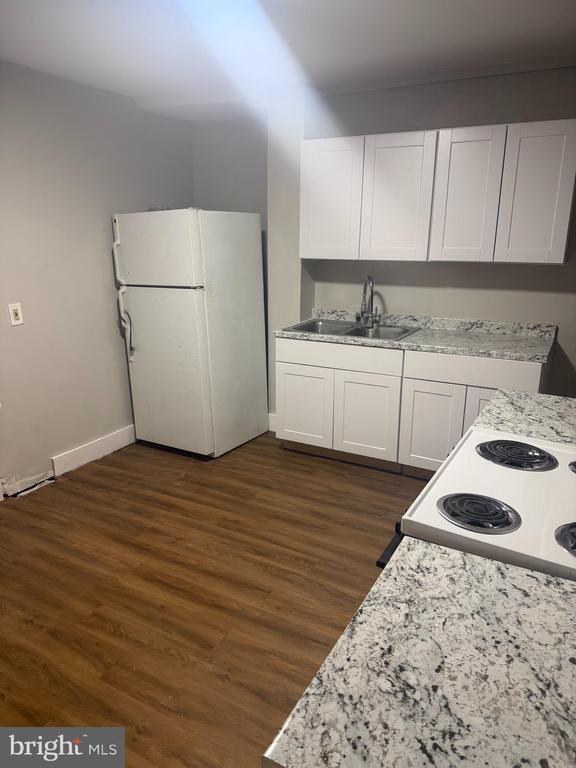 Building Photo - 879 Cherry St