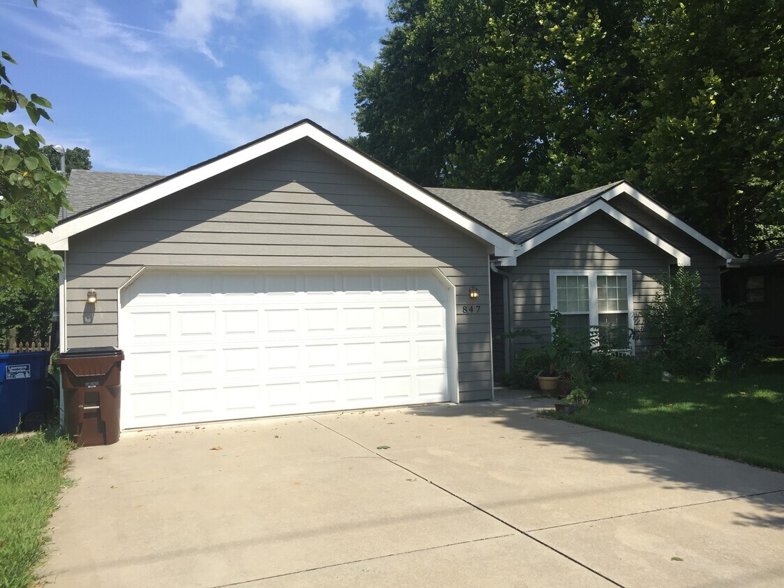 847 Locust St, Lawrence, KS 66044 House Rental in Lawrence, KS