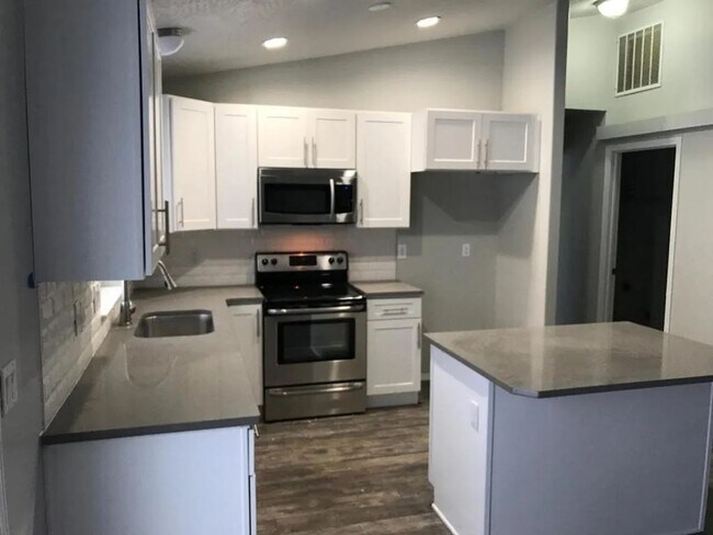 Building Photo - For Rent: 3 Bedroom Single-Level Home in W...