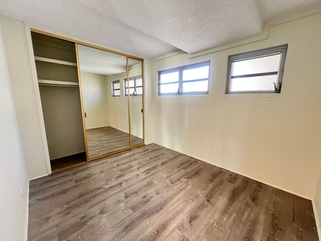 Building Photo - Punahou Wilder 2 bedrooms 1 bath with 1 assigned parking stall