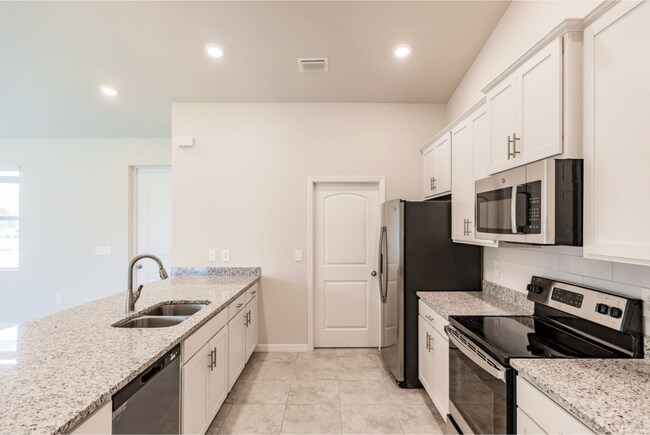 Foto del edificio - READY TO RENT! 4 Bed 2 Bath in Gator Circle!